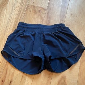 Lululemon Hotty Hot Low-Rise Lined Short 2.5"